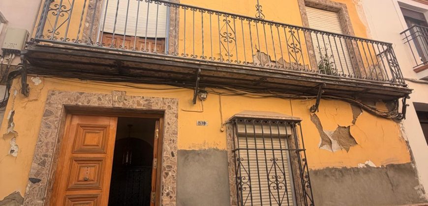 Amplia Casa de Dos Plantas con Posibilidades de Reforma en calle San Juan Bosco!