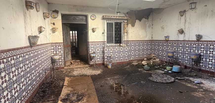 Amplia Casa de Dos Plantas con Posibilidades de Reforma en calle San Juan Bosco!
