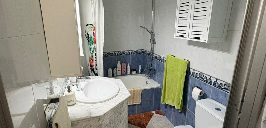 Oportunidad de Casa de Dos Plantas en Zona El Barrio! Calle Gines !