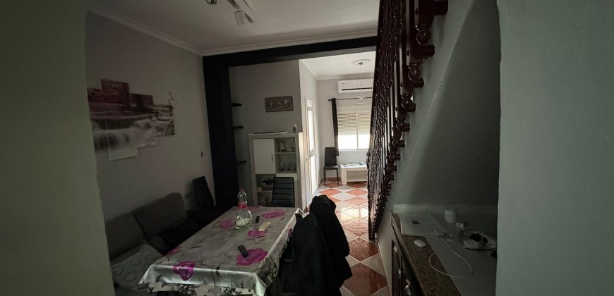 Oportunidad de Casa de Dos Plantas en Zona El Barrio! Calle Gines !