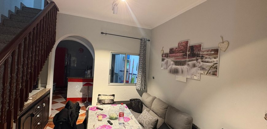 Oportunidad de Casa de Dos Plantas en Zona El Barrio! Calle Gines !