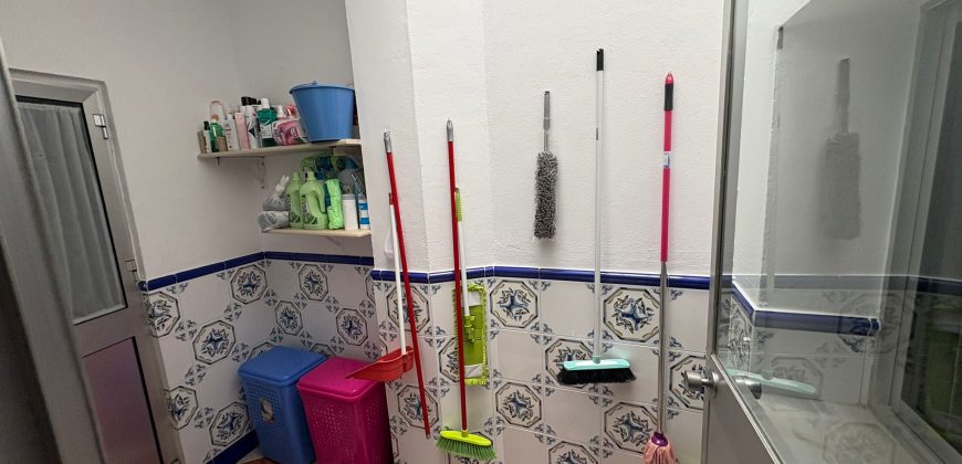 Oportunidad de Casa de Dos Plantas en Zona El Barrio! Calle Gines !