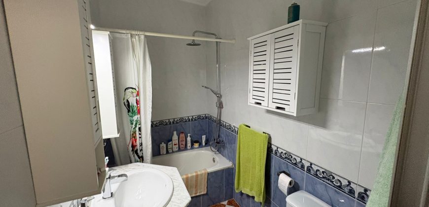 Oportunidad de Casa de Dos Plantas en Zona El Barrio! Calle Gines !