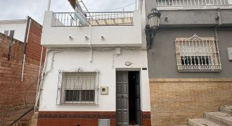 Oportunidad de Casa de Dos Plantas en Zona El Barrio! Calle Gines !