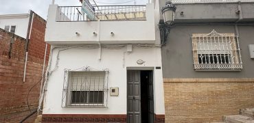 Oportunidad de Casa de Dos Plantas en Zona El Barrio! Calle Gines !