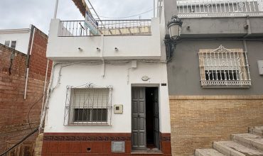 Oportunidad de Casa de Dos Plantas en Zona El Barrio! Calle Gines !