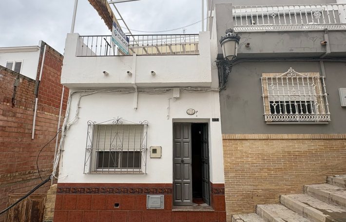Oportunidad de Casa de Dos Plantas en Zona El Barrio! Calle Gines !