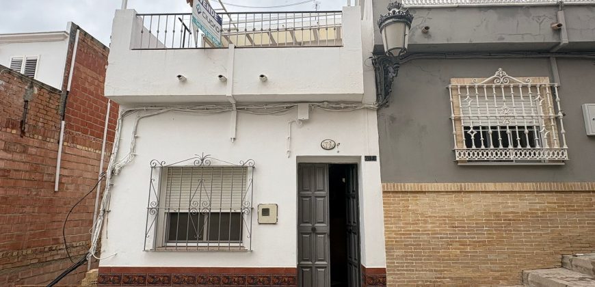 Oportunidad de Casa de Dos Plantas en Zona El Barrio! Calle Gines !
