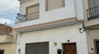 OPORTUNIDAD DE CASA EN AVDA DEL PANTANO!