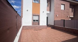 CASA ADOSADA CON AMPLIO PATIO EN MAIRENA DEL ALCOR