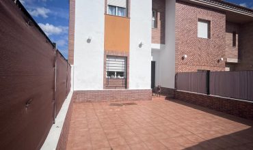 CASA ADOSADA CON AMPLIO PATIO EN MAIRENA DEL ALCOR