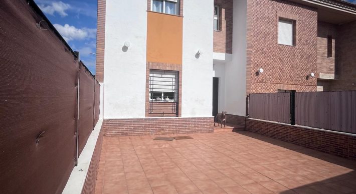 CASA ADOSADA CON AMPLIO PATIO EN MAIRENA DEL ALCOR
