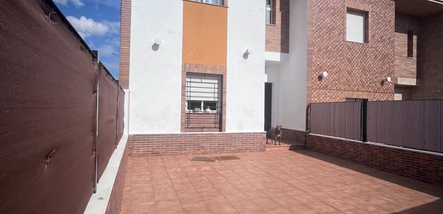 CASA ADOSADA CON AMPLIO PATIO EN MAIRENA DEL ALCOR