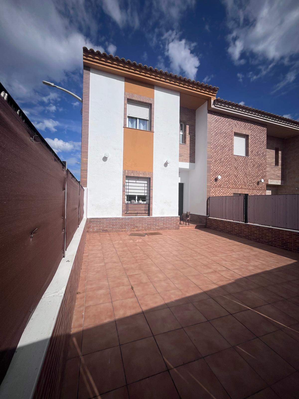 CASA ADOSADA CON AMPLIO PATIO EN MAIRENA DEL ALCOR