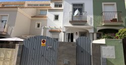 Casa Moderna en Semi-centro con Opciones de Aparcamiento, Patio Privado y Solarium!