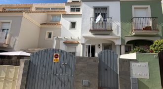 Casa Moderna en Semi-centro con Opciones de Aparcamiento, Patio Privado y Solarium!