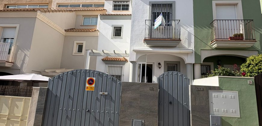 Casa Moderna en Semi-centro con Opciones de Aparcamiento, Patio Privado y Solarium!