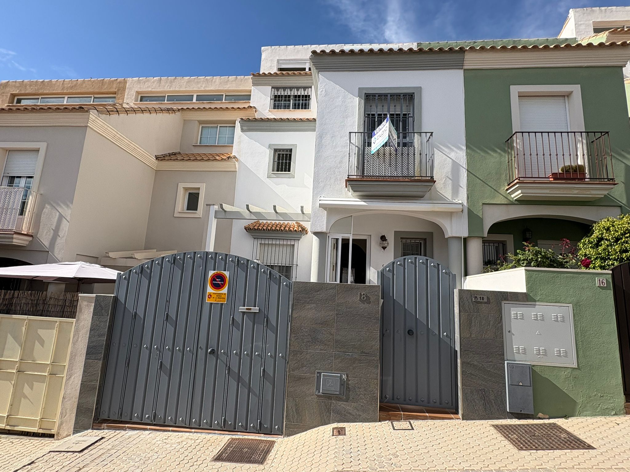 Casa Moderna en Semi-centro con Opciones de Aparcamiento, Patio Privado y Solarium!