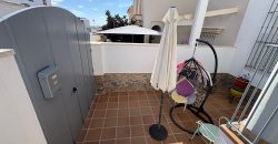 Casa Moderna en Semi-centro con Opciones de Aparcamiento, Patio Privado y Solarium!