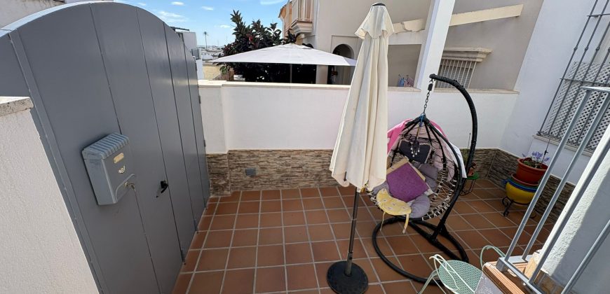 Casa Moderna en Semi-centro con Opciones de Aparcamiento, Patio Privado y Solarium!