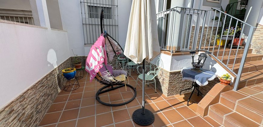 Casa Moderna en Semi-centro con Opciones de Aparcamiento, Patio Privado y Solarium!