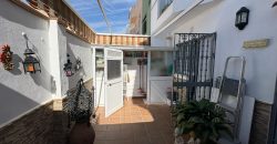 Casa Moderna en Semi-centro con Opciones de Aparcamiento, Patio Privado y Solarium!