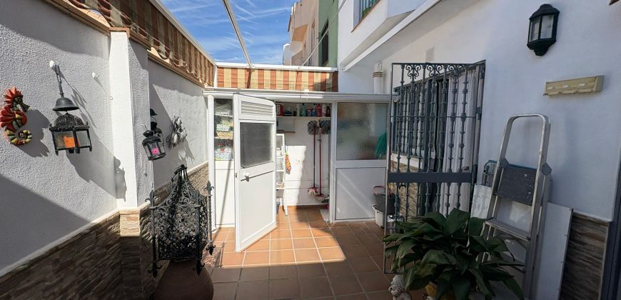Casa Moderna en Semi-centro con Opciones de Aparcamiento, Patio Privado y Solarium!