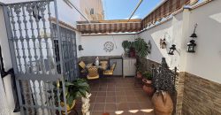 Casa Moderna en Semi-centro con Opciones de Aparcamiento, Patio Privado y Solarium!