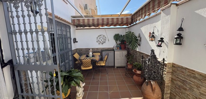 Casa Moderna en Semi-centro con Opciones de Aparcamiento, Patio Privado y Solarium!