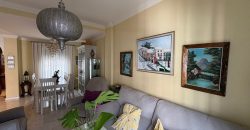 Casa Moderna en Semi-centro con Opciones de Aparcamiento, Patio Privado y Solarium!