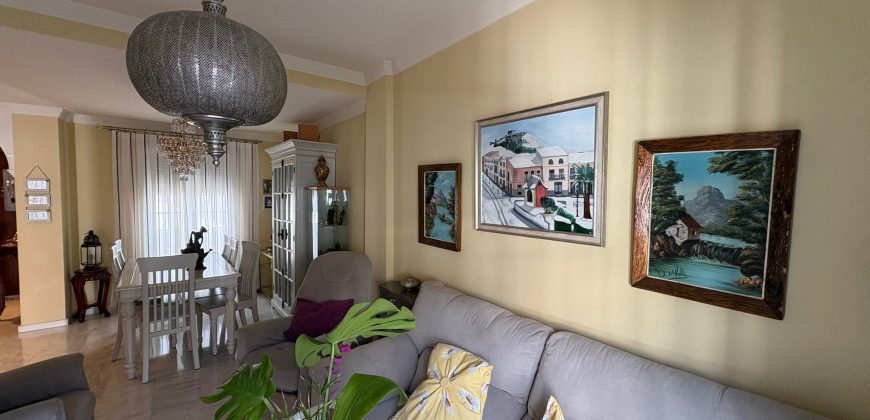 Casa Moderna en Semi-centro con Opciones de Aparcamiento, Patio Privado y Solarium!