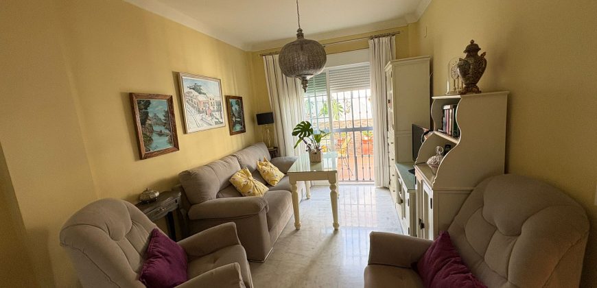 Casa Moderna en Semi-centro con Opciones de Aparcamiento, Patio Privado y Solarium!