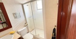 Casa Moderna en Semi-centro con Opciones de Aparcamiento, Patio Privado y Solarium!