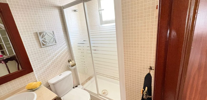 Casa Moderna en Semi-centro con Opciones de Aparcamiento, Patio Privado y Solarium!