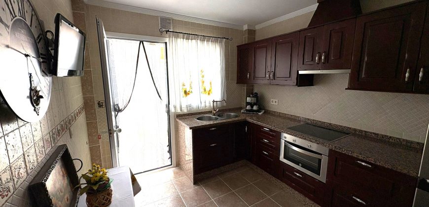 Casa Moderna en Semi-centro con Opciones de Aparcamiento, Patio Privado y Solarium!