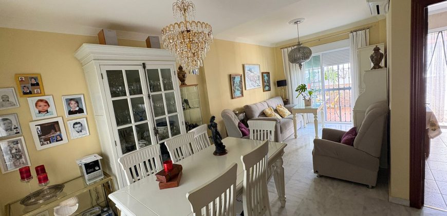 Casa Moderna en Semi-centro con Opciones de Aparcamiento, Patio Privado y Solarium!
