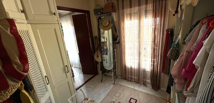 Casa Moderna en Semi-centro con Opciones de Aparcamiento, Patio Privado y Solarium!