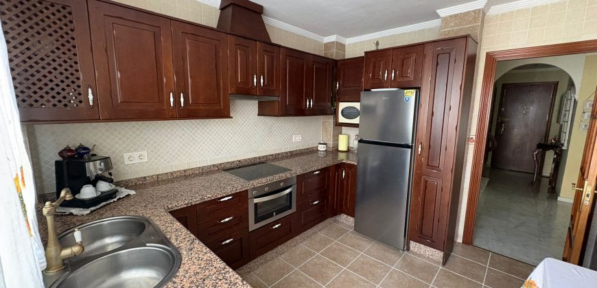 Casa Moderna en Semi-centro con Opciones de Aparcamiento, Patio Privado y Solarium!