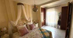 Casa Moderna en Semi-centro con Opciones de Aparcamiento, Patio Privado y Solarium!
