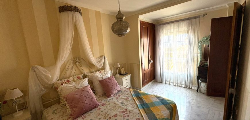 Casa Moderna en Semi-centro con Opciones de Aparcamiento, Patio Privado y Solarium!