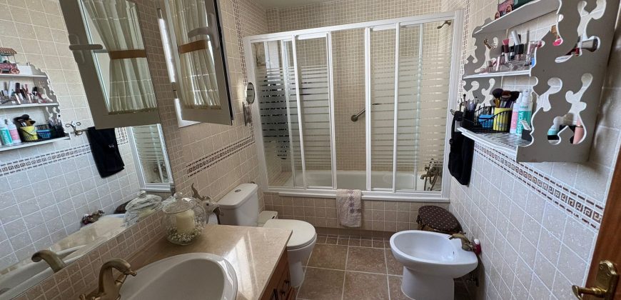 Casa Moderna en Semi-centro con Opciones de Aparcamiento, Patio Privado y Solarium!