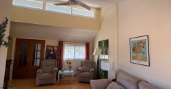 Casa Moderna en Semi-centro con Opciones de Aparcamiento, Patio Privado y Solarium!