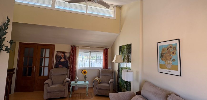 Casa Moderna en Semi-centro con Opciones de Aparcamiento, Patio Privado y Solarium!