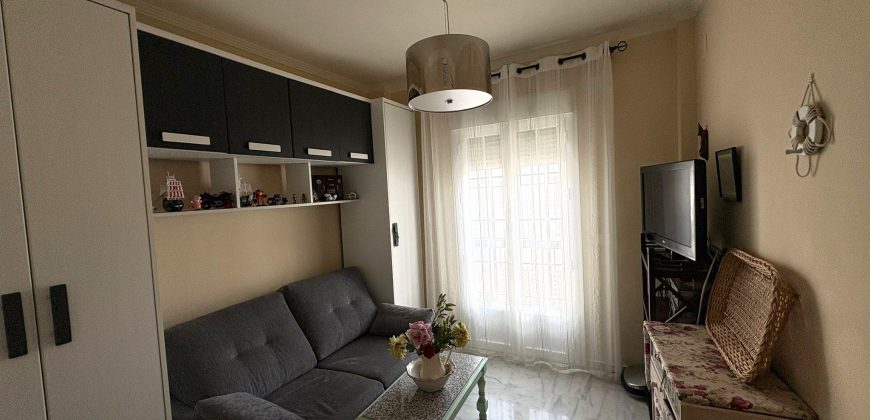 Casa Moderna en Semi-centro con Opciones de Aparcamiento, Patio Privado y Solarium!