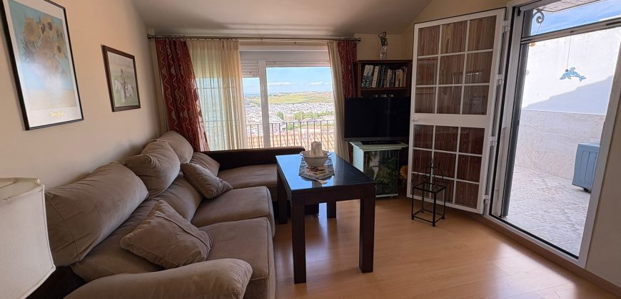 Casa Moderna en Semi-centro con Opciones de Aparcamiento, Patio Privado y Solarium!