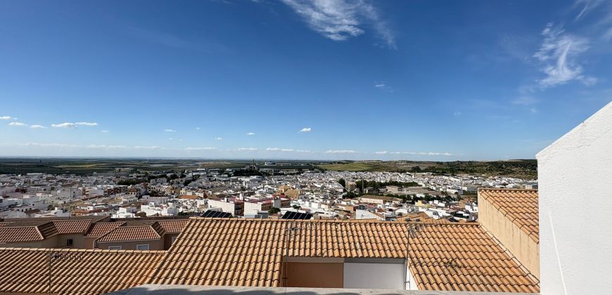 Casa Moderna en Semi-centro con Opciones de Aparcamiento, Patio Privado y Solarium!