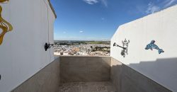 Casa Moderna en Semi-centro con Opciones de Aparcamiento, Patio Privado y Solarium!
