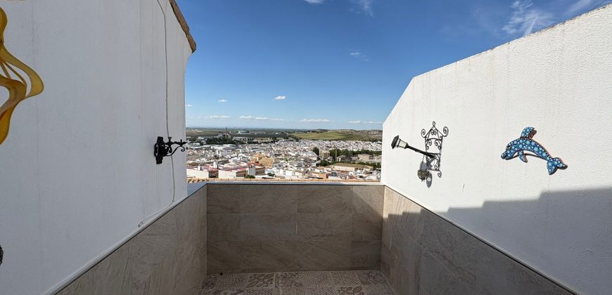 Casa Moderna en Semi-centro con Opciones de Aparcamiento, Patio Privado y Solarium!