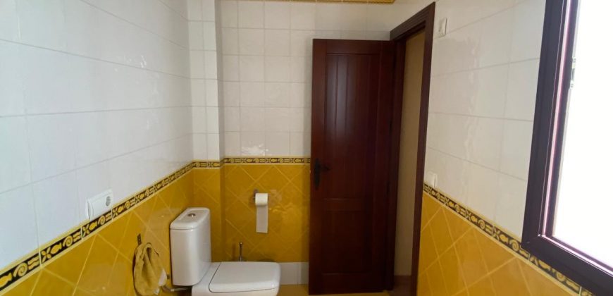 Amplio Piso con Terraza en calle Ancha !