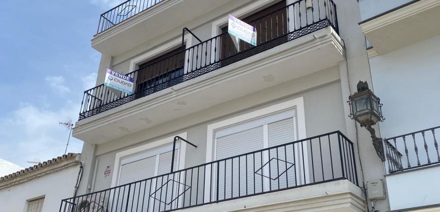 Amplio Piso con Terraza en calle Ancha !